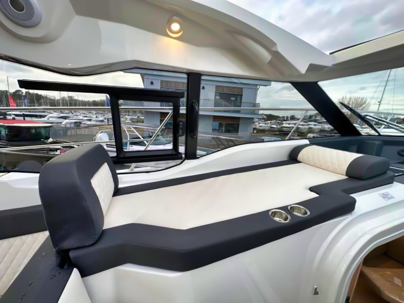 Bavaria SR35 Baujahr 2024 Vorführyacht Motoryacht Motorboot Boot