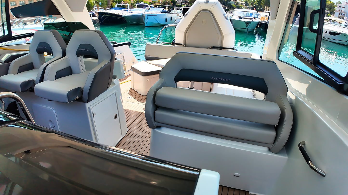 Beneteau Gran Turismo 32 Yacht Motoryacht Boot Motorboot Schiff