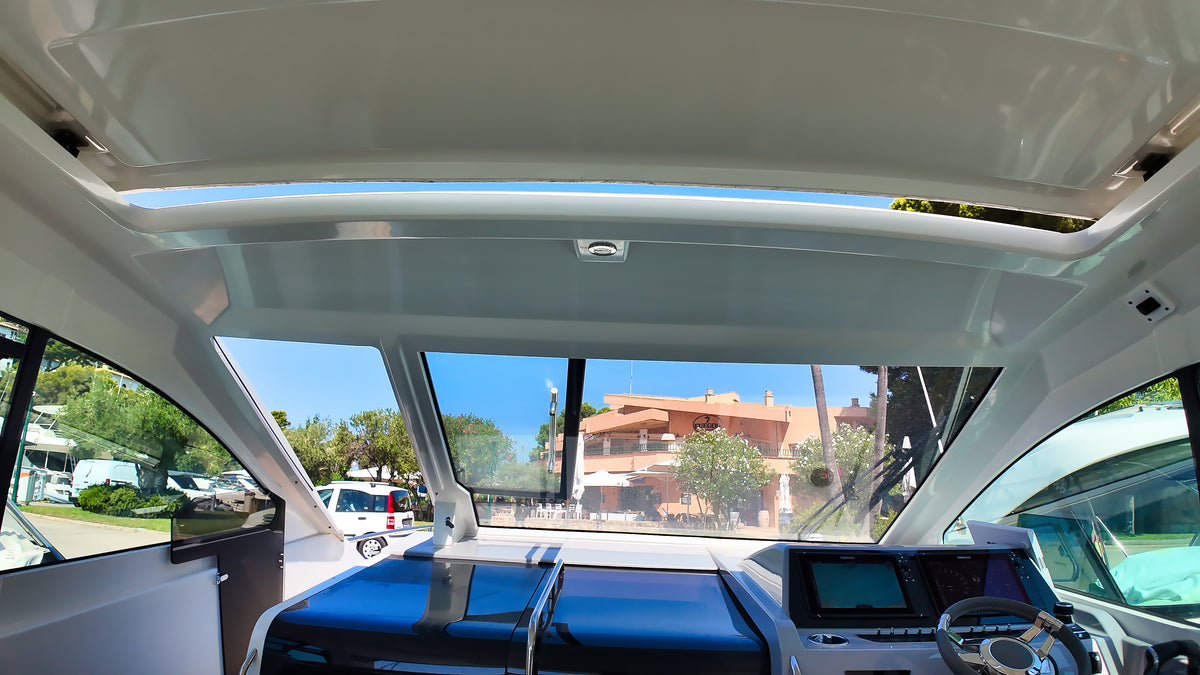 Beneteau Gran Turismo 32 Yacht Motoryacht Boot Motorboot Schiff
