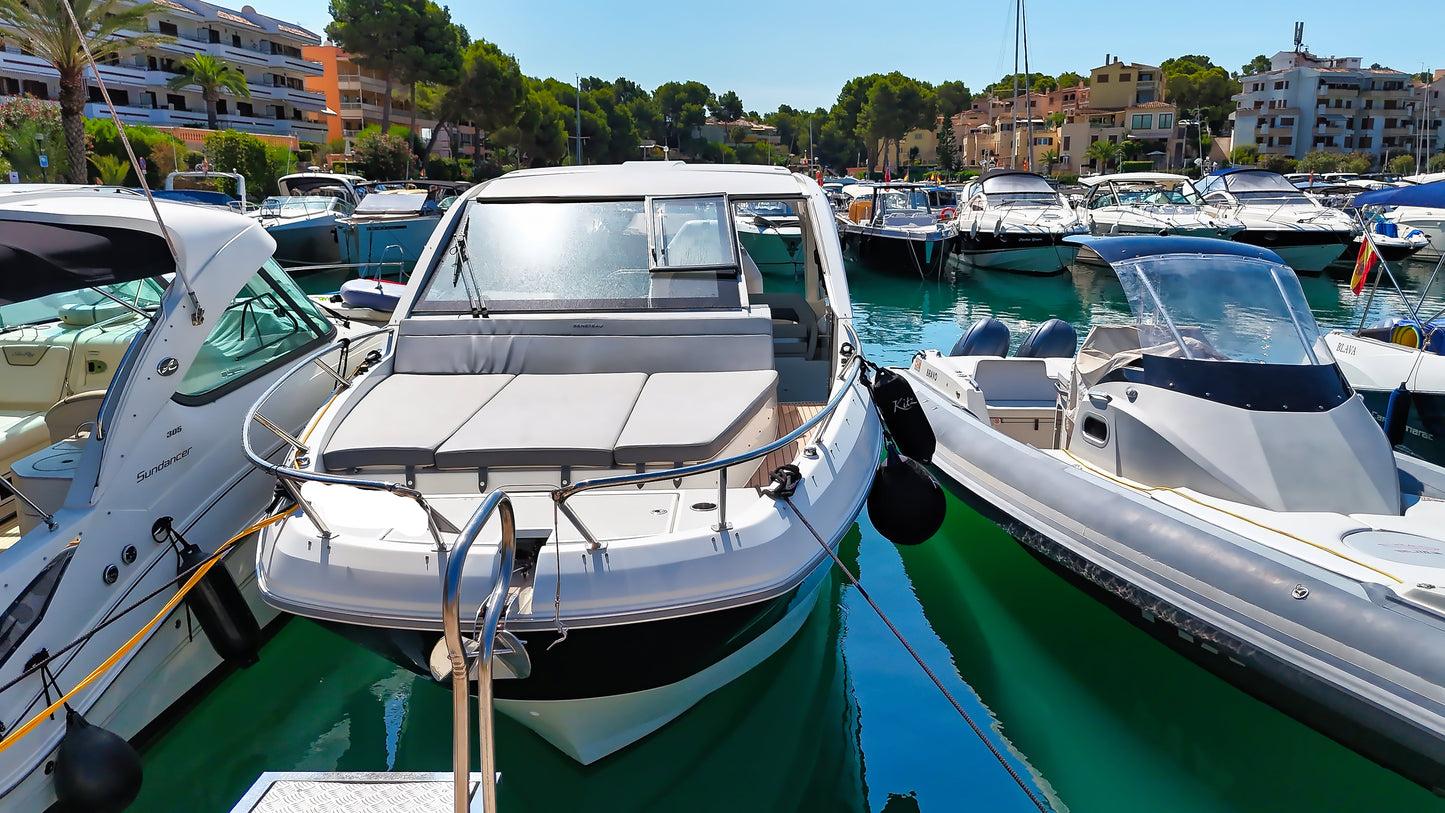 Beneteau Gran Turismo 32 Yacht Motoryacht Boot Motorboot Schiff