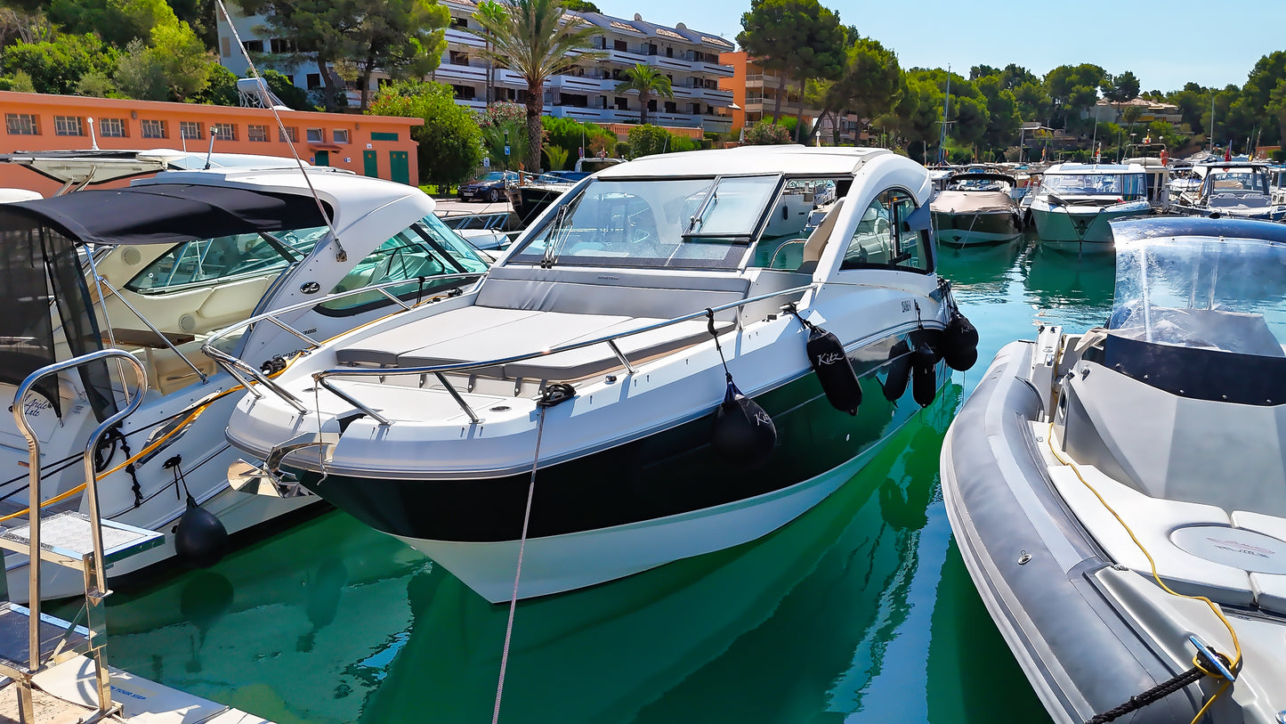 Beneteau Gran Turismo 32 Yacht Motoryacht Boot Motorboot Schiff