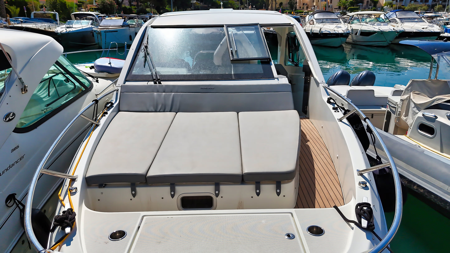 Beneteau Gran Turismo 32 Yacht Motoryacht Boot Motorboot Schiff